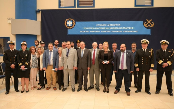 Συγκινητικές στιγμές στη βράβευση των ανθρώπων που έσωσαν 80 ψυχές στο ναυάγιο των Κυθήρων - Δείτε εικόνες