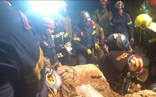 Τραγωδία στην Κρήτη: Βράχος καταπλάκωσε ενοικιαζόμενα δωμάτια - Σκοτώθηκε η μητέρα ζεύγους τουριστών (βίντεο, φωτ.)