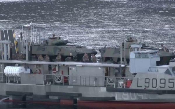 Το εντυπωσιακό πλοίο αμφίβιων επιχειρήσεων του Γαλλικού Πολεμικού Ναυτικού σε άσκηση στην Ελλάδα