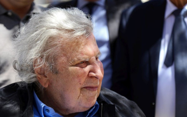 Στη δημοσιότητα νέα επιστολή του Μ. Θεοδωράκη με την οποία ζητούσε να ταφεί στα Χανιά 