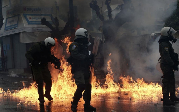 Επεισόδια με μολότοφ και πέτρες στο Σύνταγμα  - Βίντεο και φωτογραφίες