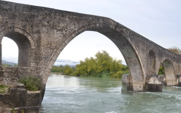 51χρονος έπεσε από το γεφύρι της Άρτας