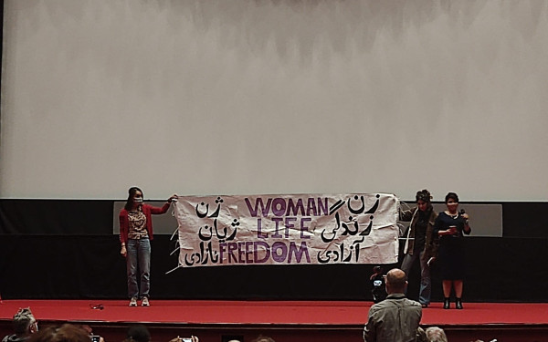 63ο Φεστιβάλ Κινηματογράφου Θεσσαλονίκης: Πανό για τις γυναίκες του Ιράν στο Ολύμπιον (φωτ.)