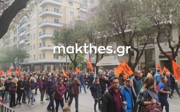 Θεσσαλονίκη: Μολότοφ, χημικά και πετροπόλεμος στην πορεία της εξωκοινoβουλευτικής αριστεράς - 8 προσαγωγές (βίντεο, φωτ.)