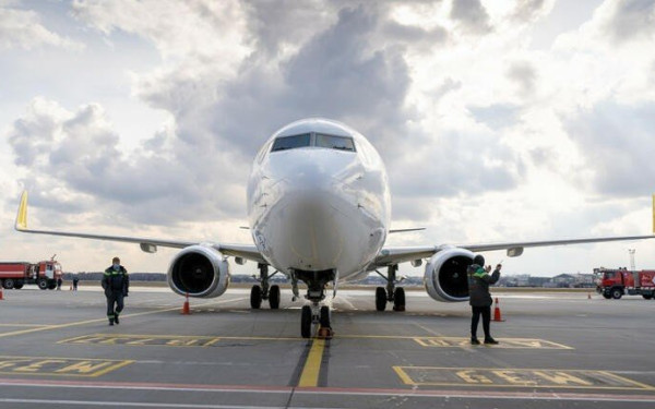 Κορονοϊός: Ο ΠΟΥ συστήνει χρήση μάσκας σε πτήσεις μεγάλης διάρκειας