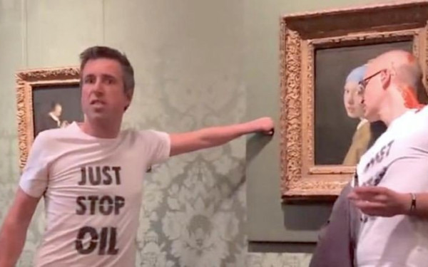 Στη φυλακή για δύο μήνες οι 2 ακτιβιστές που... βεβήλωσαν τον προστατευμένο πίνακα του Βερμέερ (βίντεο)