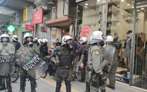 Θεσσαλονίκη: Η ακρίβεια έβγαλε στους δρόμους χιλιάδες διαδηλωτές - 8 συλλήψεις στα επεισόδια - Σήμερα στον εισαγγελέα