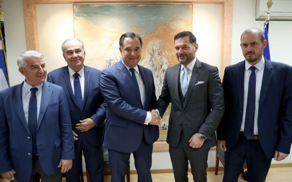 Μέχρι και τον... ΣΥΡΙΖΑ ευχαρίστησε ο Α. Γεωργιάδης μετά την υπογραφή για την ιδιωτικοποίηση των ναυπηγείων Ελευσίνας