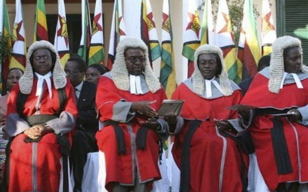 Πρέπει να συνεχίσουν οι δικαστές να φορούν περούκα; Η Ζιμπάμπουε αποφασίζει