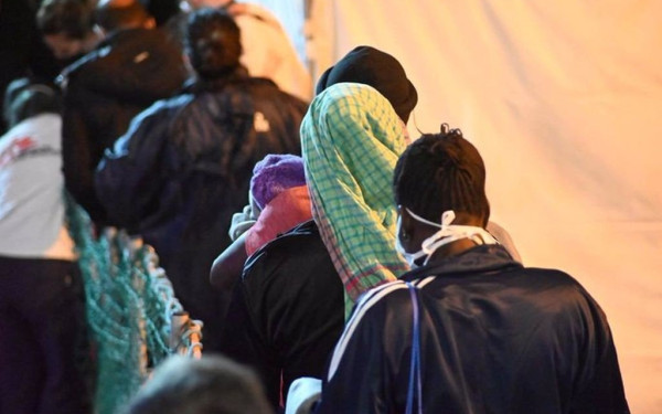 Ιταλία: Εκατοντάδες άνθρωποι ζητούν να αποβιβαστούν στην Κατάνια - 3 έπεσαν στη θάλασσα (βίντεο)