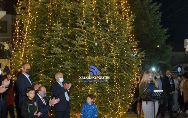 Άναψε το πρώτο χριστουγεννιάτικο δέντρο στη χώρα στον Ταξιάρχη με 85.000 λαμπάκια - Δείτε το βίντεο