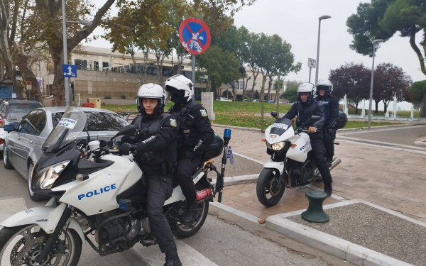 Θεσσαλονίκη: Συνελήφθησαν τέσσερις νεαροί για βίαιες ληστείες σε βάρος πεζών στο κέντρο της πόλης
