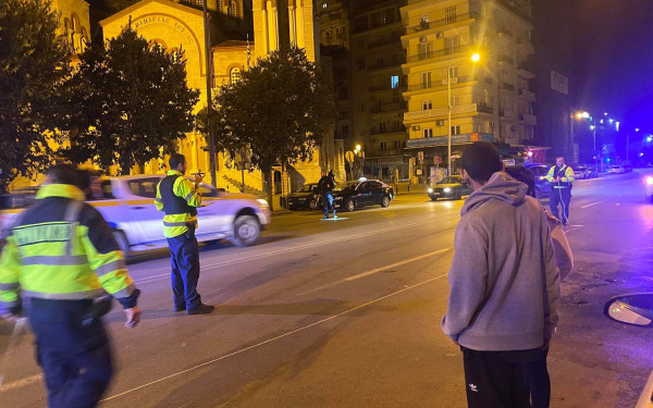 Θεσσαλονίκη: Εντοπίστηκε το αυτοκίνητο του άνδρα που παρέσυρε νεαρή κοπέλα στην Καμάρα - Άφαντος ο οδηγός