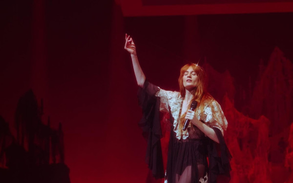 Η Φλόρενς Γουέλς έσπασε το πόδι της πάνω στη σκηνή (φωτ.)