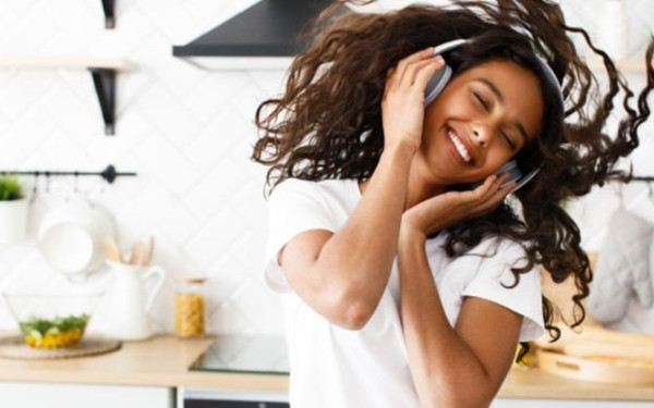 Έρευνα: Oι μελωδίες δημοφιλών τραγουδιών γίνονται πιο απλές με την πάροδο των χρόνων