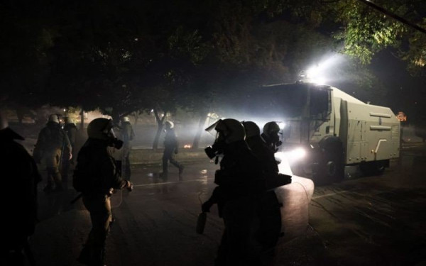 ΑΠΘ: Οργή για τον αστυνομικό που ρίχνει δακρυγόνο στο φουαγιέ της Πολυτεχνικής Σχολής (βίντεο)