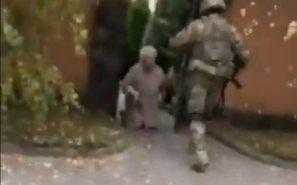 Ρίγη συγκίνησης στη Χερσώνα: Γιαγιά γονατίζει μόλις αντικρύζει τον εγγονό της (βίντεο)