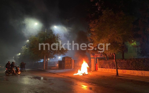 Θεσσαλονίκη: Επίθεση με μολότοφ σε αστυνομικούς έξω από το ΑΠΘ