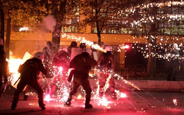  Άγρια επεισόδια με μολότοφ και χημικά στην πολυτεχνική του ΑΠΘ - 3 συλλήψεις και 40 προσαγωγές (βίντεο & φωτ.)