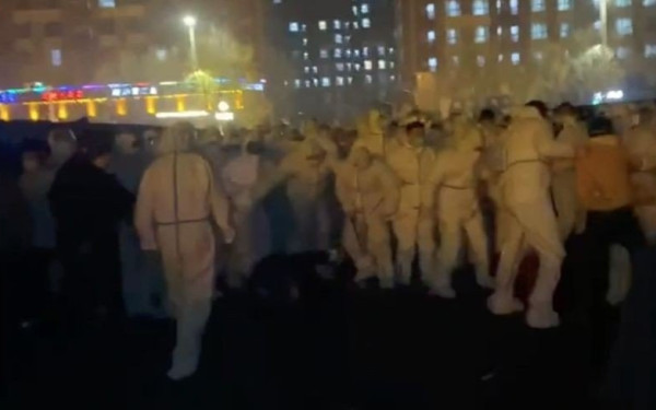 Κίνα: Επεισόδια στο μεγαλύτερο εργοστάσιο iPhone – Εργαζόμενοι ζουν απομονωμένοι στο κτήριο λόγω του Covid-19 (βίντεο)