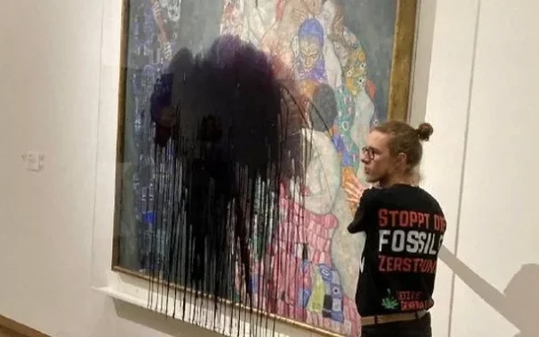 Αυστρία: Aκτιβιστές πέταξαν μαύρο υγρό σε ένα αριστούργημα του Κλιμτ (βίντεο)