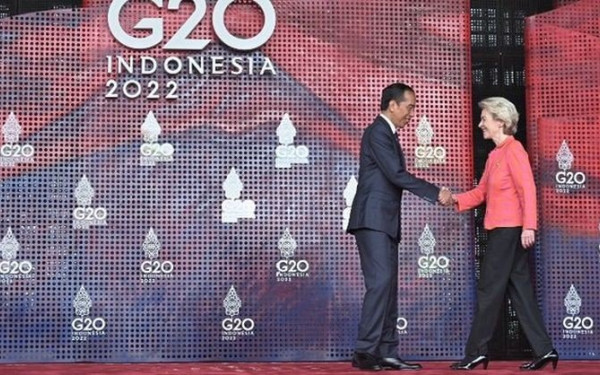 Φον ντερ Λάιεν: Η Ρωσία προτιμά να καίει φυσικό αέριο αντί να το πουλά 