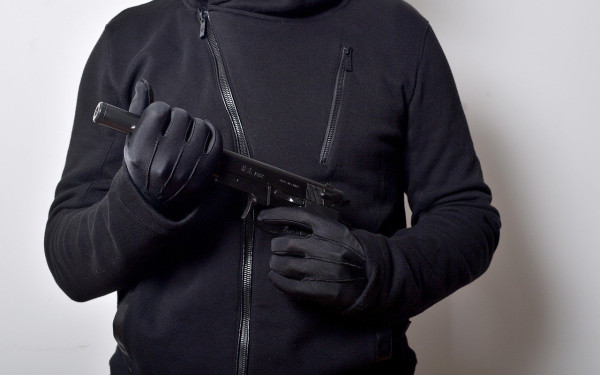 Λήστεψαν 50χρονη στο σπίτι της