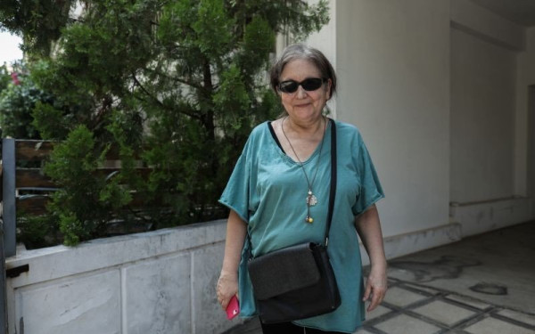 Ιωάννα Κολοβού: Αστυνομικοί έσπασαν την πόρτα της με πριόνι - Έχασε το σπίτι της σε πλειστηριασμό (βίντεο)
