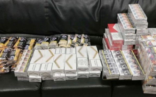 Πιάστηκε «στα πράσα» να βγαίνει από πολυκατοικία με περισσότερα από 700 λαθραία πακέτα τσιγάρα 