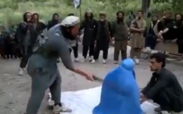 Αδιανόητες εικόνες από το Αφγανιστάν: Οι Ταλιμπάν μαστίγωσαν σε κοινή θέα 19 ανθρώπους (βίντεο)