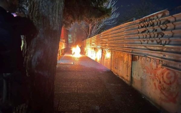 Θεσσαλονίκη: Κουκουλοφόροι πέταξαν μολότοφ και πέτρες σε αστυνομικούς έξω από το ΑΠΘ - Έξι προσαγωγές