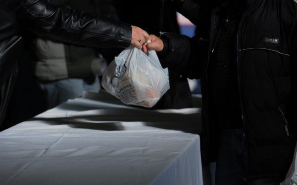 Κοινωνικά παντοπωλεία: Στην ουρά για ένα καλάθι με τρόφιμα