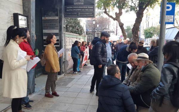 Θεσσαλονίκη: Διαμαρτυρία ενάντια στον πλειστηριασμό της κατοικίας χαμηλοσυνταξιούχου δασκάλου 