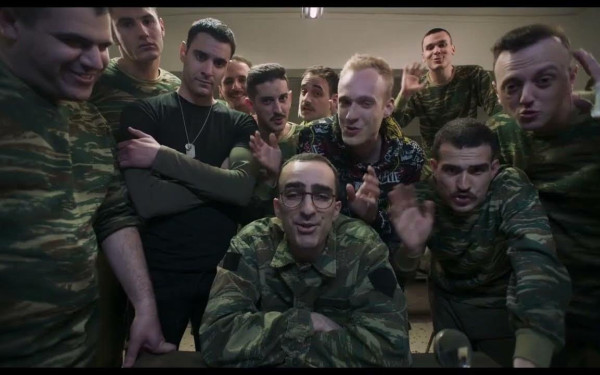 Στη νέα κωμωδία του Γιώργου Κορδέλλα ένα μωρό θα κάνει Χριστούγεννα σε στρατόπεδο στα σύνορα- Δείτε τρέιλερ