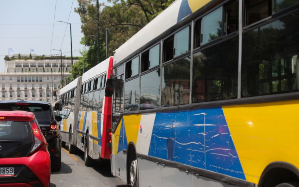 Οδηγός λεωφορείου έσωσε βρέφος που έπαθε άπνοια σε αστικό - Απευθύνθηκε στους υγειονομικούς σε αναστολή (βίντεο)