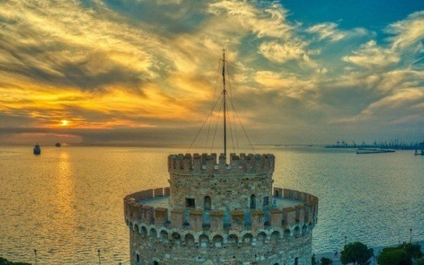 Τουρίστες στη Θεσσαλονίκη: Eνθουσιάζονται από τις ιστορίες της, λατρεύουν την τοπική κουζίνα, ταξιδεύουν αυτόνομα