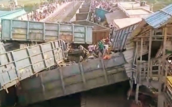 Σιδηροδρομική τραγωδία στην Ινδία με 3 νεκρούς και 4 τραυματίες (βίντεο)