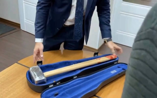 Έστειλαν «ματωμένη» βαριοπούλα στο Ευρωκοινοβούλιο με την σφραγίδα της Wagner (βίντεο, φωτ.)