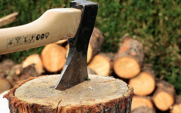 Αγοράζουν καυσόξυλα  για να βγάλουν  ίσα - ίσα τη βραδιά