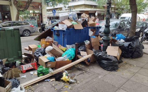 Θεσσαλονίκη: Ξεχείλισαν οι κάδοι από τα σκουπίδια - Χωματερές δρόμοι, πεζοδρόμια και στενά (φωτ.)