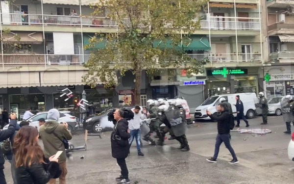 Πυροβολισμός 16χρονου στη Θεσσαλονίκη: Επεισόδια έξω από το Ιπποκράτειο - Πόλεμος με χημικά ανάμεσα σε ΜΑΤ και Ρομά (βίντεο)