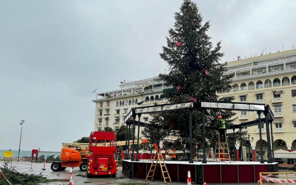 Θεσσαλονίκη: Με Πέτρο Ιακωβίδη το άναμμα του χριστουγεννιάτικου δέντρου στην πλατεία Αριστοτέλους