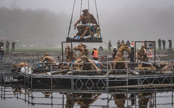 Γαλλία: Το Άρμα του Απόλλωνα απομακρύνθηκε από τις Βερσαλλίες για συντήρηση (φωτ.)
