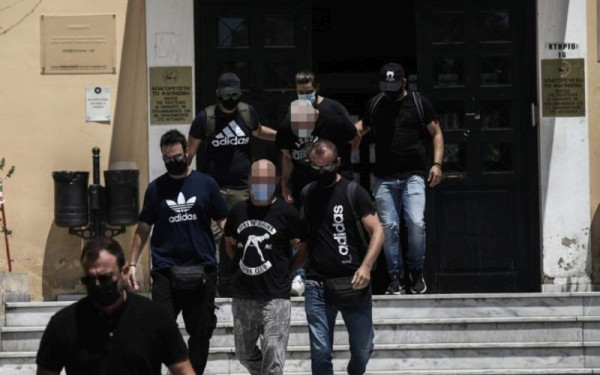 Ηλιούπολη: Παρέμβαση του Ρουβίκωνα στο σπίτι του πατέρα της 19χρονης κοπέλας που έπεσε θύμα trafficking (βίντεο)