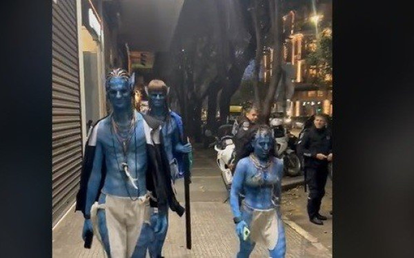 Θεσσαλονίκη... είσαι: Βάφτηκαν μπλε και βγήκαν στο κέντρο ντυμένοι Avatar (βίντεο) 