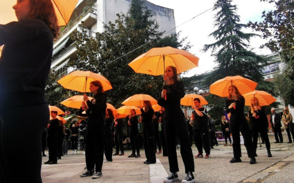 Τρίκαλα: Δράσεις κατά της έμφυλης βίας με «πρωταγωνίστρια» την Ομπρέλα του Ζογγολόπουλου (φωτ.)