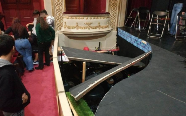 Παραλίγο τραγωδία: Κατέρρευσε σκηνή δημοτικού θεάτρου - Τραυματίστηκαν μαθητές (φωτ.)