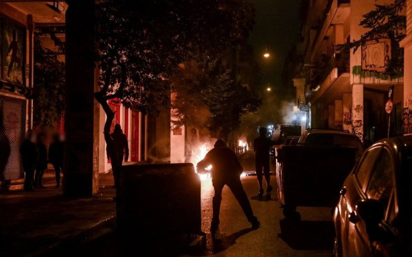 Επεισόδια σε Εξάρχεια και Αυλίζα Αχαρνών: Σε 16 συλλήψεις προχώρησε η ΕΛΑΣ - Τραυματίστηκαν 13 αστυνομικοί	