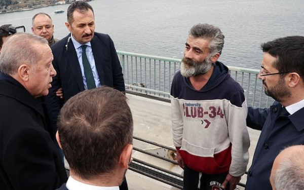 Νέο σόου Ερντογάν: Έσωσε -ξανά- άνθρωπο από την αυτοκτονία (βίντεο) 