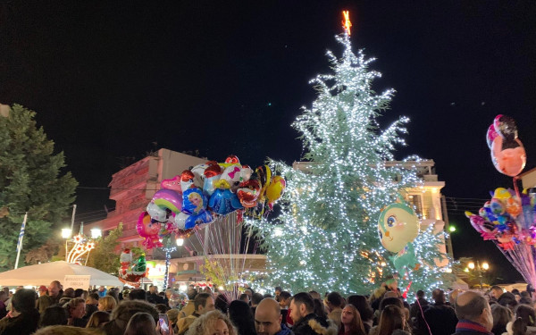 Μύρισε Χριστούγεννα στον Λαγκαδά - Φωταγώγηση του δέντρου στην πλατεία (φωτ.)